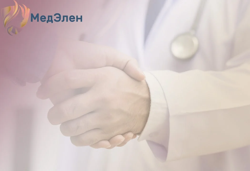Врач держит руку больного